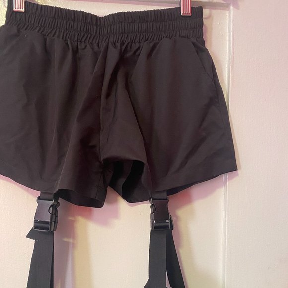 Deconstructed / Cut- out Shorts - Picture 4 of 7